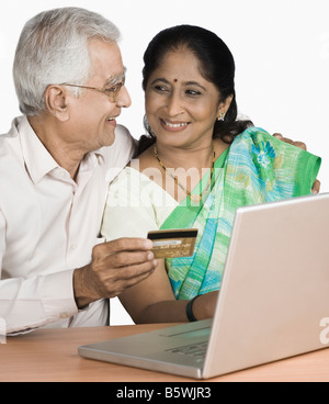 Senior Woman und eine reife Frau, Online-shopping Stockfoto