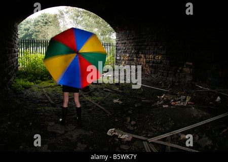 "weiblich zitternd unter Bögen" Stockfoto