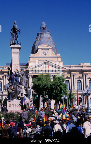 Menschen auf der Plaza Murillo, die an einem marsch teilnehmen und fordern, dass der Kongress ein Datum für ein Referendum zur Abstimmung über eine neue Verfassung genehmigt, La Paz, Bolivien Stockfoto