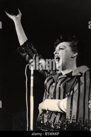 JUDY GARLAND US-Schauspielerin und Sängerin im London Palladium im Jahr 1963 Stockfoto