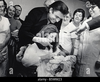 JOHNNY CASH und June Carter Shorly nach der Geburt ihres einzigen Sohnes John Carter Cash am 3. März 1970 zweite Frau Stockfoto