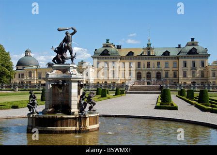 Formale Gärten und Brunnen Drottningholm Palace in der Nähe von Stockholm Schweden Stockfoto