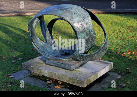 Ovale Form, 'Trezion', Bronze-Skulptur von Barbara Hepworth. Abt Halle Kunstgalerie, Kendal, Cumbria, England, Vereinigtes Königreich. Stockfoto