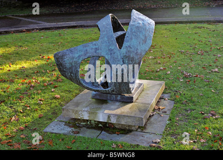 Ovale Form, 'Trezion', Bronze-Skulptur von Barbara Hepworth. Abt Halle Kunstgalerie, Kendal, Cumbria, England, Vereinigtes Königreich. Stockfoto