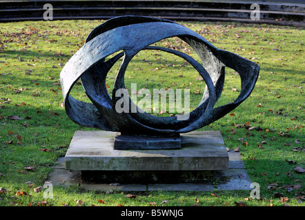 Ovale Form, 'Trezion', Bronze-Skulptur von Barbara Hepworth. Abt Halle Kunstgalerie, Kendal, Cumbria, England, Vereinigtes Königreich. Stockfoto