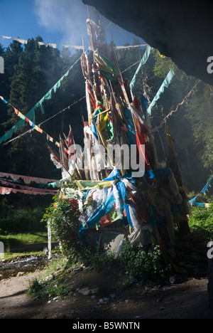 Tibetisch-buddhistische Gebetsfahnen zu Beginn der White Dragon River, unten der Langmusi Schlucht (Namo Schlucht), China Stockfoto