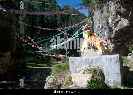 Tibetisch-buddhistische Gebetsfahnen an der Quelle der White Dragon River, unten der Langmusi Schlucht (Namo Schlucht), China Stockfoto