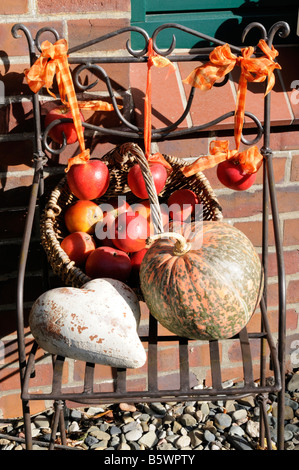 Herbstdekoration Mit Äpfeln Kürbis Tonware Und Schleifen Herbst Dekoration mit Kürbis Äpfel Keramik und Bändern Stockfoto