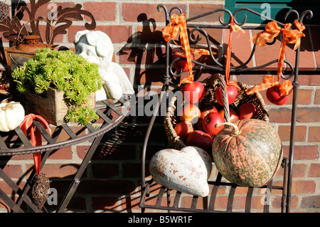 Herbstdekoration Mit Äpfeln Kürbis Tonware Und Schleifen Herbst Dekoration mit Kürbis Äpfel Keramik und Bändern Stockfoto