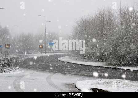 Schwere Schnee auf einer Straße in Großbritannien Stockfoto