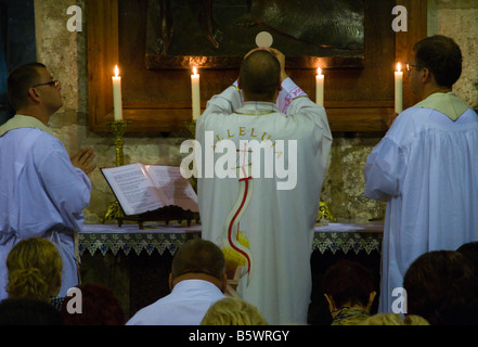 Israel Jerusalem alte Stadt Grabeskirche katholische Messe hautnah der Priester feiert die Messe in der katholischen Kapelle Stockfoto