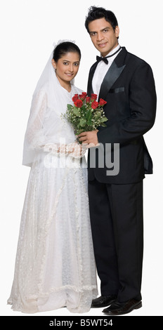 Porträt von einem Brautpaar einen Blumenstrauß halten und Lächeln Stockfoto