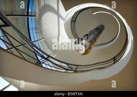 Die moderne Wendeltreppe im Art Deco De La Warr Pavilion in Bexhill am Meer East Sussex Stockfoto