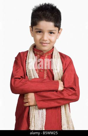 Portrait eines jungen tragen eine Sherwani und Lächeln Stockfoto