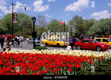 New York City Grand Army Plaza in Midtown Manhattan. Stadtverkehr und Menschen zu Fuß an einem schönen sonnigen Tag im Frühjahr. Stockfoto