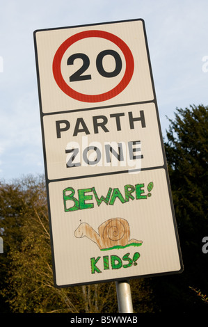 20 km/h Höchstgeschwindigkeit Zone mit Hand gemacht Vorsicht langsam Kinder Schnecke Bild hinzugefügt, um Kinder im Straßenverkehr Brecon Wales UK warnen Stockfoto