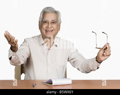 Porträt eines älteren Mannes lächelnd Stockfoto