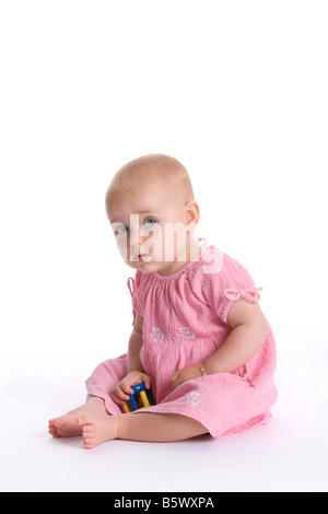 Babymädchen sitzen auf dem Boden Stockfoto
