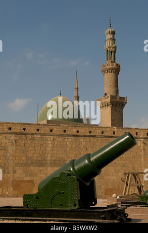 Kuppel und Minaretten von Sultan al-Nasir Muhammad ibn Qala'un Moschee Saladin oder Salaḥ ad-stammeskonföderation Zitadelle einen mittelalterlichen islamischen Festung in Kairo, Ägypten Stockfoto