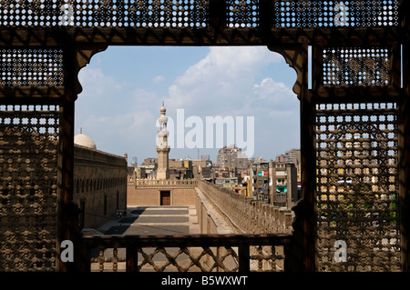 Ansicht der Ibn Tulun Moschee durch Holz geschnitzt Gitterkonstruktion Mashrabiya Fenster an der Ägyptischen Dachterrasse des Gayer-Anderson Museum in Kairo Ägypten Stockfoto