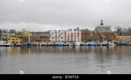 Hafen in Stockholm. Museum für moderne Kunst in den Hintergrund. Stockfoto