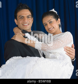 Porträt von einem frisch verheirateten Paar lächelnd Stockfoto