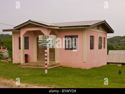 CAYO DISTRICT, BELIZE - Gebäude im Dorf San Antonio mit Schild Stockfoto