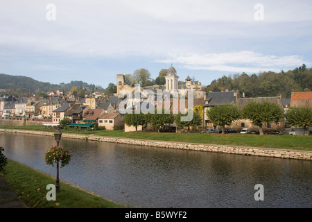 Blick auf Fluss Vézère Montignac. Blauer Himmel, Perigord Dordogne Frankreich. Horizontale 87405 Montignac Stockfoto