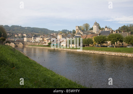 Blick auf Fluss Vézère Montignac. Blauer Himmel, Perigord Dordogne Frankreich. Horizontale 87406 Montignac Stockfoto