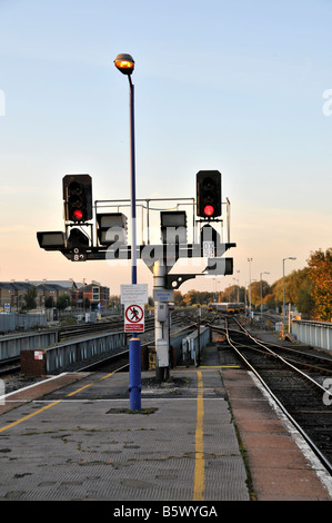 Rotes Signallichter am Ende der Plattform in Oxford Bahnhof Stockfoto