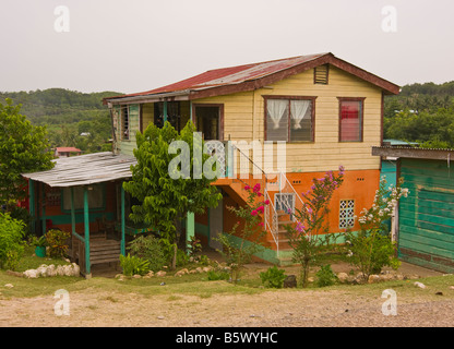 SAN ANTONIO, CAYO DISTRICT, BELIZE - Haus im Dorf San Antonio. Stockfoto