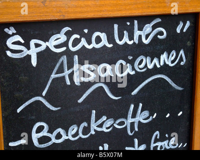 Elsässisches Restaurant Tafel Specilaties Menü mit typischen und lokalen Baeckeoffe - Elsass - Frankreich Stockfoto