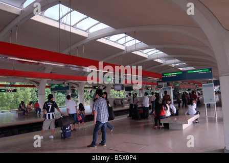 wartenden u-Bahnlinie, Tanah Merah Bahnhof, Singapur Stockfoto