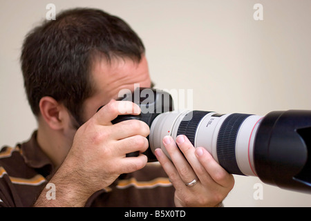 Ein Fotograf Aufnahmen mit einem Teleobjektiv geringe Schärfentiefe Stockfoto