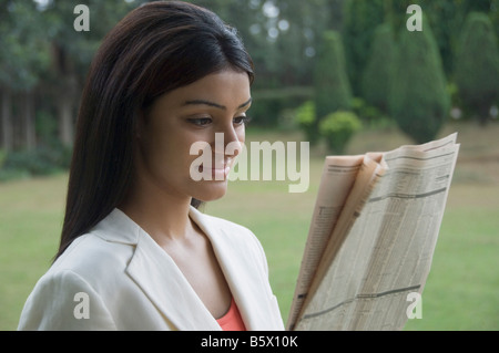 Geschäftsfrau, die Zeitung lesen Stockfoto