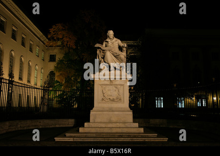 Statue des Preußischen Philosophen Wilhelm von Humboldt (1767-1835) außerhalb der Humboldt-Universität in Berlin, Deutschland Stockfoto