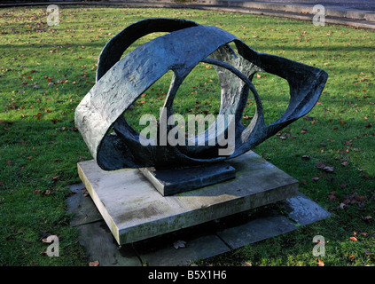 Ovale Form, 'Trezion', Bronze-Skulptur von Barbara Hepworth. Abt Halle Kunstgalerie, Kendal, Cumbria, England, Vereinigtes Königreich. Stockfoto