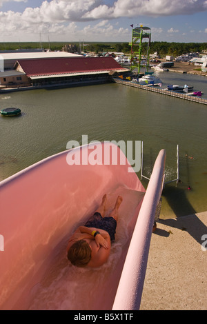 BELIZE CITY, BELIZE - Wasserrutsche am alten Belize Abenteuer Kultur- und historisches Zentrum in Gurken Strand Marina. HERR Stockfoto