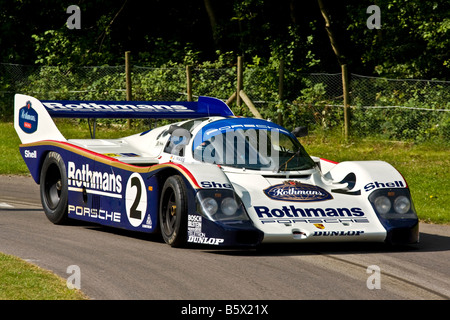 1982 Porsche 956 Le Mans Racer mit Fahrer Henry Pearman beim Goodwood Festival of Speed, Sussex, UK. Stockfoto