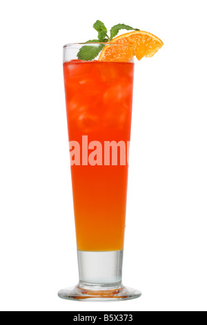 Cocktail Drink mit orange und Minze Ausschnitt isoliert auf weißem Hintergrund Stockfoto