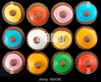 MEHRFARBIGE GEEISTE CUPCAKES OVERHEAD Stockfoto