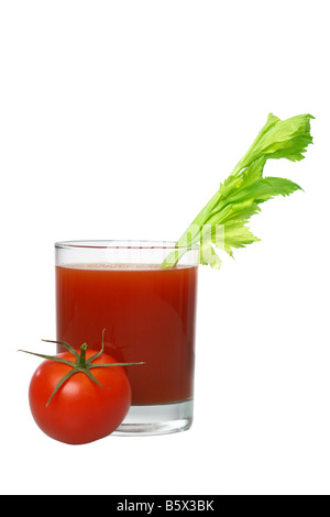Tomatensaft mit frischen Tomaten und Sellerie Ausschnitt isoliert auf weißem Hintergrund Stockfoto