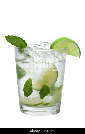 Mojito trinken mit Limetten und Minze Ausschnitt isoliert auf weißem Hintergrund Stockfoto