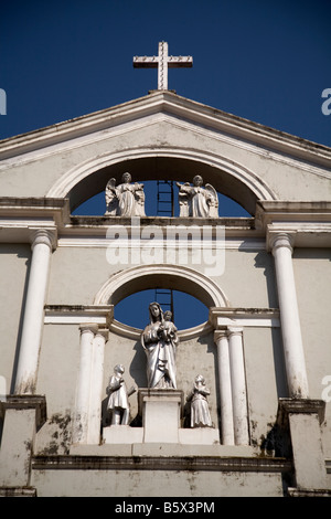 Der Turm der Kirche Milagres in Mangalore, Indien. Die Kirche ist eines der frühesten christlichen Gebäude in Indien. Stockfoto