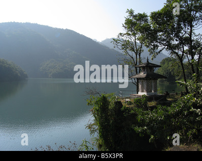 Ein Heiligtum am Phewa See, Pokhara Annapurna Ausläufern, Gandaki, Himalaya, Nepal, Zentralasien Stockfoto