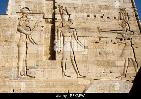 Philae, in der Nähe von Assuan. Die Reliefs auf dem zweiten Pylon der Tempel der Isis. Stockfoto