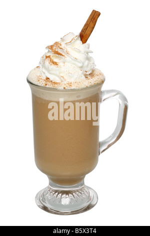 Kaffee Latte trinken mit Schlagsahne isoliert auf weißem Hintergrund Stockfoto