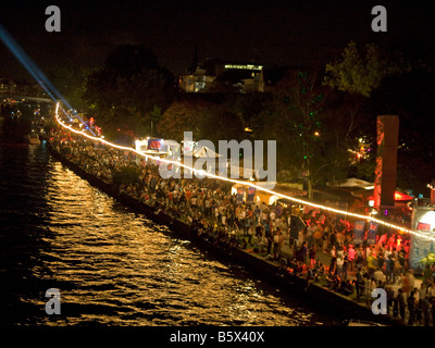 Festival der Flussufer in Mitternacht mit Massen von Menschen kriechen, am Fluss Main Frankfurt am Main Hessen Deutschland Stockfoto