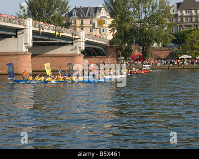 Festival der Flussufer starten von verschiedenen Kanus unter der Mainbrücke Under am Mainufer für Wettbewerb Frankfurt Am Main Stockfoto