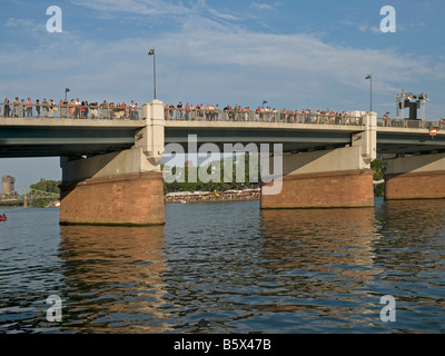 Festival der Flussufer Zuschauer im Rahmen der Mainbrücke Mains für Wettbewerb starten viele Zuschauer Hintergrund am Flussufer Stockfoto